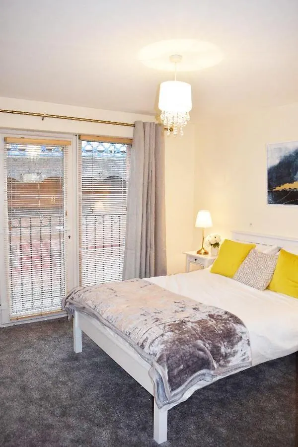 Stylish And Modern Townhouse Apartment Belfast